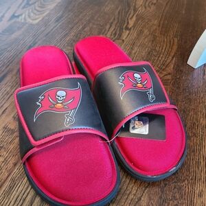 FOCO NFL Tampa Bay Buccaneers Mens Logo Slides XL 13-14